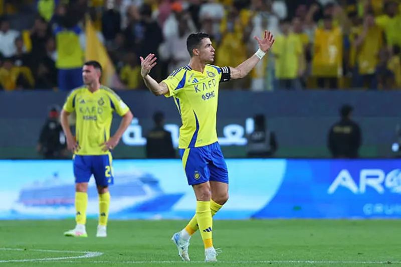 هل يوقع رونالدو عقدًا قصير الأمد مع الهلال؟