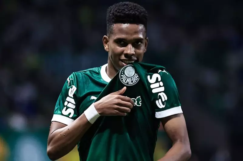 لحظات وداع مؤثرة: إستيفاو يترك بالميراس قبل الانتقال إلى تشيلسي