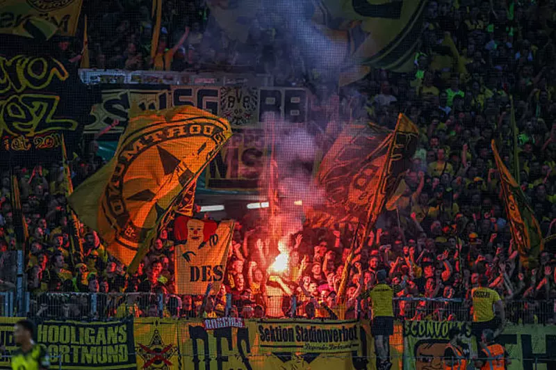 تحديات العنصرية في ملاعب كرة القدم: دراسة عن كأس ألمانيا وتأثيراتها الاجتماعية